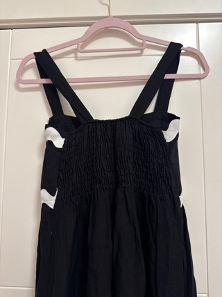Vestido Negro con Detalles Blancos