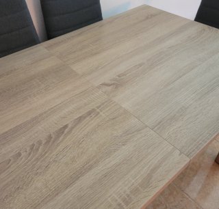 Mesa de comedor extensible de madera.
