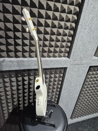 Ukelele Enya Nova UE/WH Blanco Electrificado