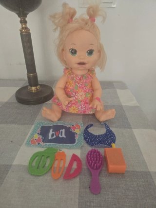 Muñeca Baby Alive con accesorios. Sarita comiditas