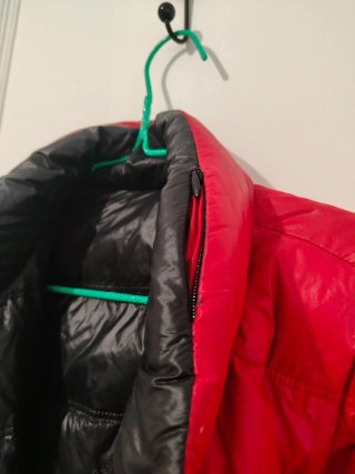 Plumífero reversible negro y rojo