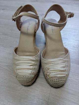 Alpargatas de cuña beige con pulsera | Muy cómodas