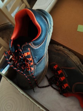 Zapatos de seguridad negros y naranjas