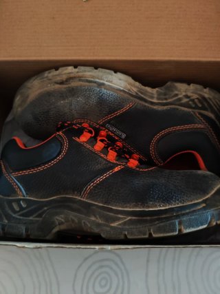 Zapatos de seguridad negros y naranjas