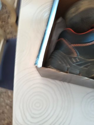 Zapatos de seguridad negros y naranjas