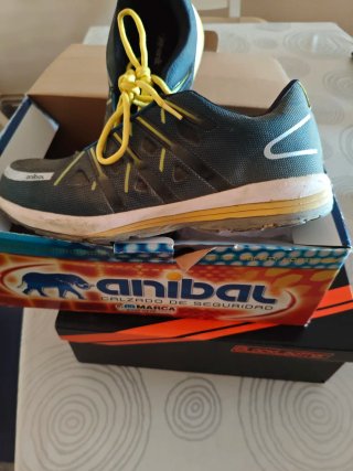 Zapatos de seguridad negros y naranjas