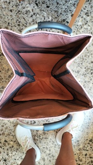 Cesto para la colada rosa con asas