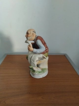 Figura porcelana anciano con oca