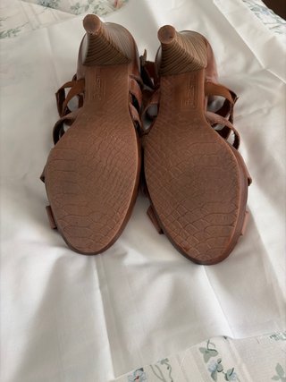 Sandalias de tacón de piel marrón