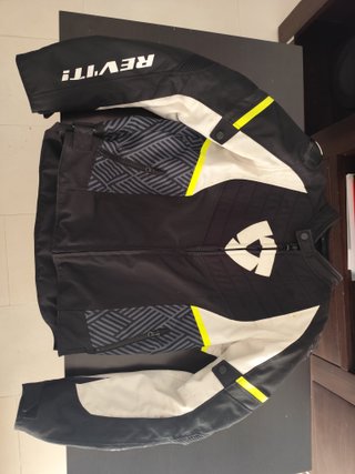 Chaqueta para moto de la marca Revit.