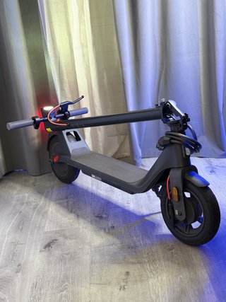 Patinete eléctrico negro con casco