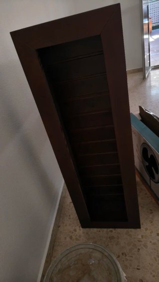 Sofá de tela marrón y mueble de TV.