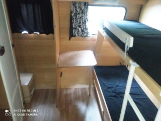 Caravana fija en camping