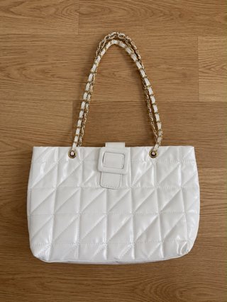 Bolso blanco acolchado con cadena dorada