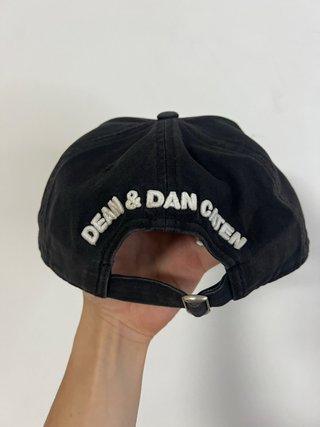 Cappellino Dsquared2 nero con logo bianco