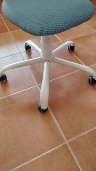 Silla de escritorio azul con elevador