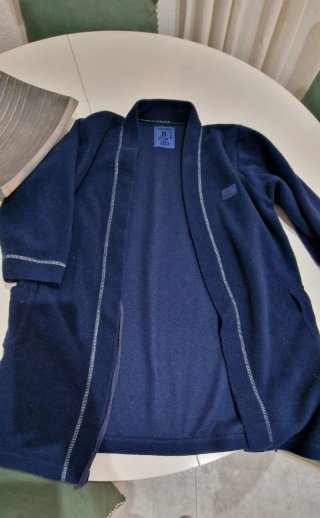 Bata infantil azul talla 8 tiene un descosido