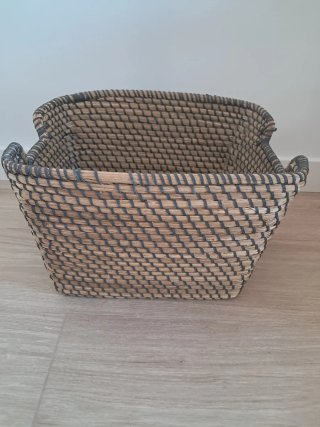 Estantería de madera con 4 cestas