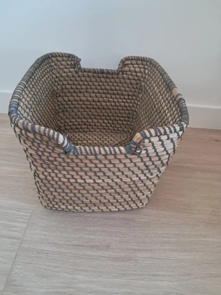 Estantería de madera con 4 cestas