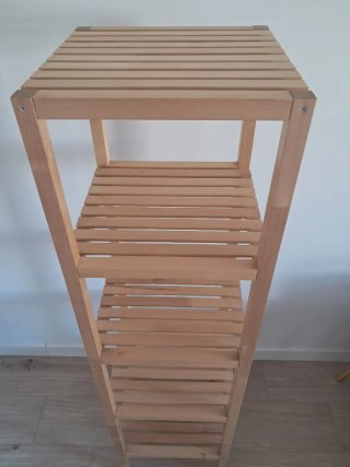 Estantería de madera con 4 cestas