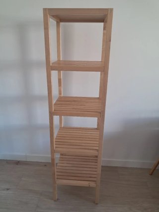 Estantería de madera con 4 cestas