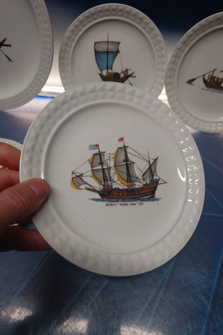 5 platos, vajilla Pontesa, con motivos de barcos o maritimos