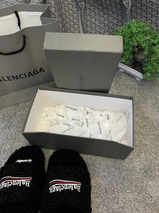 Ciabatte Balenciaga nere in pelliccia