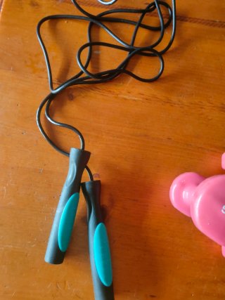 Cuerda para saltar y pesas rosas