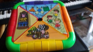 Piano musical infantil con batería y guitarra