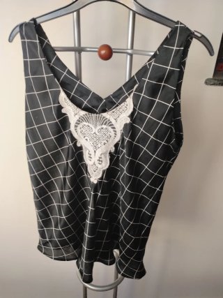 Blusa negra con encaje blanco