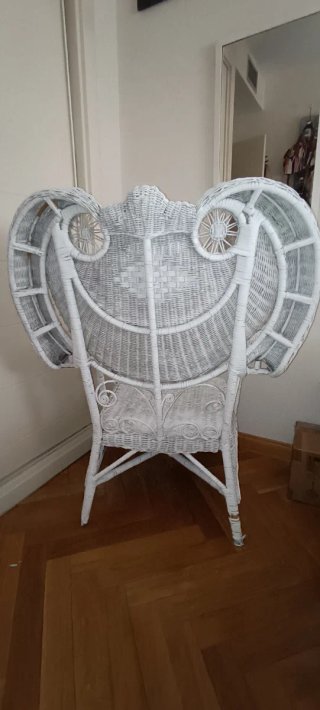 Sillón de mimbre blanco estilo corazón