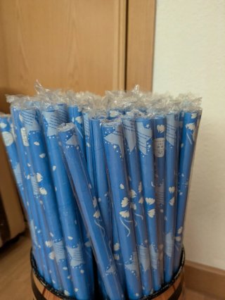 Papel para regalos. 4x1€