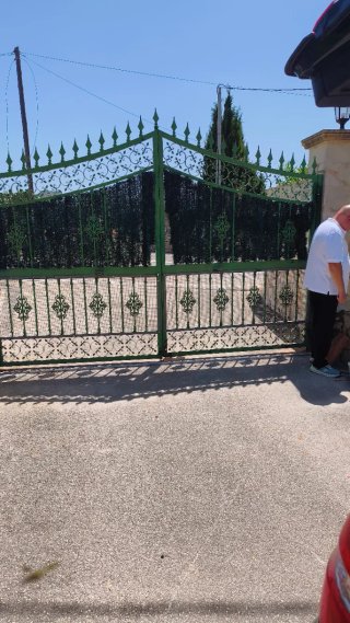 Puerta metálica doble hoja entrada villa
