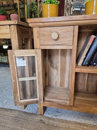 Aparador de madera con puertas de cristal