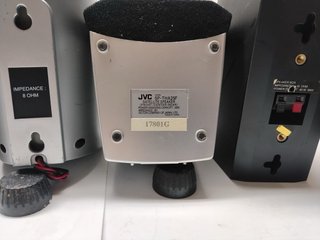Altavoces JVC y Kenwood Negros y Grises