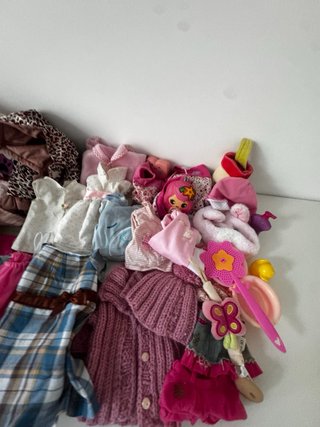 Lote de muñecas y accesorios