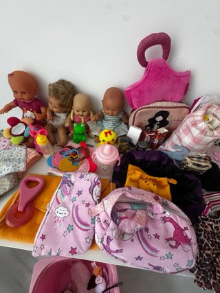 Lote de muñecas y accesorios