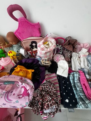 Lote de muñecas y accesorios
