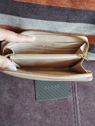 Cartera Guess Beige y Dorada
