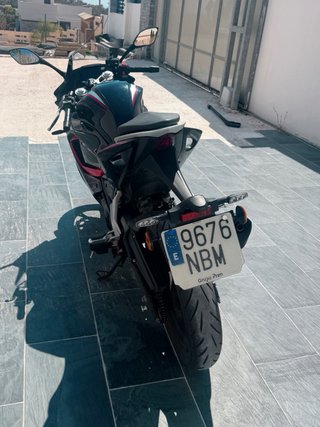 Moto Deportiva Negra y Roja