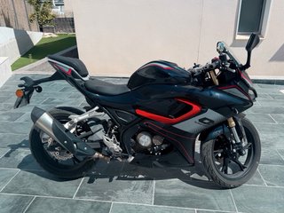 Moto Deportiva Negra y Roja
