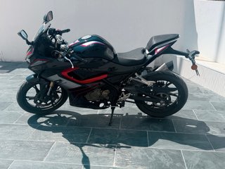 Moto Deportiva Negra y Roja