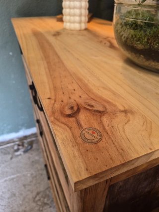 Cómoda de madera con cajones