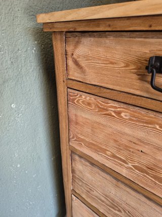 Cómoda de madera con cajones