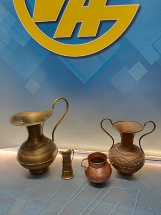 Lote de 4 pequeñas jarras ánforas de latón decorativas