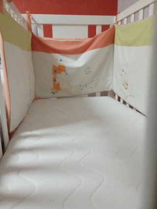 Cuna de bebé blanca casi nueva