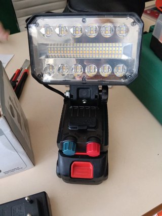 Faro LED Portatile a Batteria
