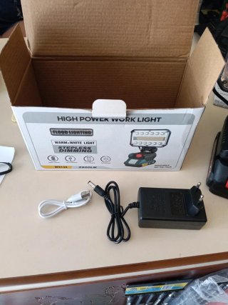 Faro LED Portatile a Batteria