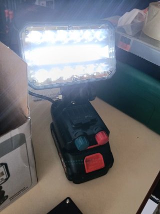 Faro LED Portatile a Batteria