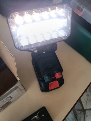 Faro LED Portatile a Batteria